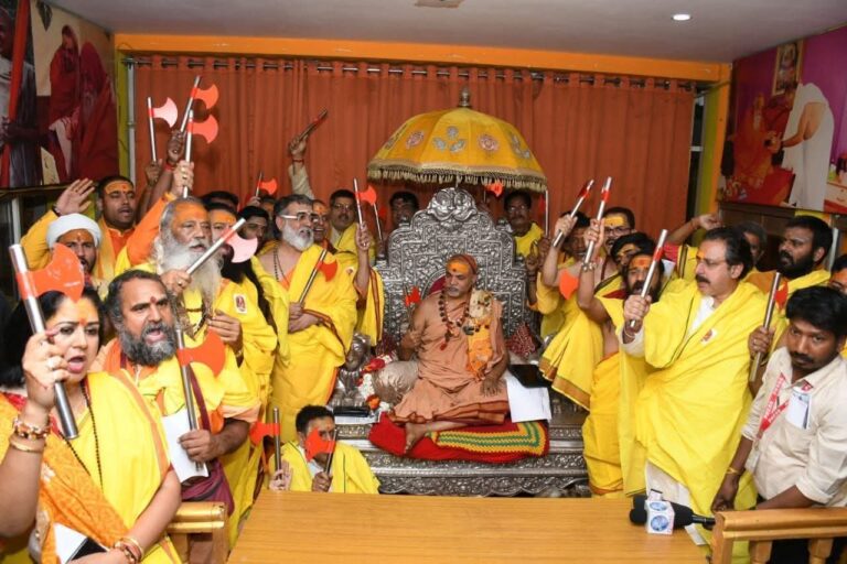 जन कल्याण पुनर्वास केंद्र मीडिया हाउस बोदरी तहसील समुद्र शास्त्री वरिष्ठ पत्रकार  धर्म-रक्षा हेतु विशेष नव नियुक्त प्रदेश अध्यक्ष छत्तीसगढ़ लक्ष्मण पाल ने शिष्टाचार भेंट करते हुए दिया शंकराचार्य-संदेश ॥