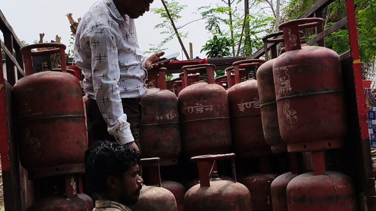 एलपीजी कालाबाजारी के खिलाफ बड़ी कार्रवाई: सैकड़ों सिलेंडर एवं उपकरण जप्त  एलपीजी की जिले में पर्याप्त उपलब्धता, खाद्य विभाग द्वारा नियमानुसार बुकिंग की अपील