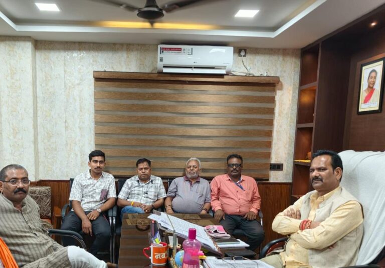 जिला पंचायत अध्यक्ष श्री राजेश सुर्यवंशी के साथक्षेत्र की समस्याओं को लेकर पत्रकारों ने अध्यक्ष से भेट कर किए विभिन्न विषयों पर सार्थक चर्चा।