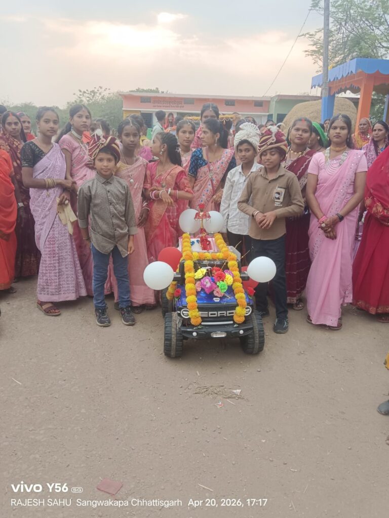 धूमधाम से संपन्न हुआ गु़ड्डे-गुड़ियों का विवाह: परंपराओं की डोर थामे बच्चों ने बिखेरी अक्ति की छटा