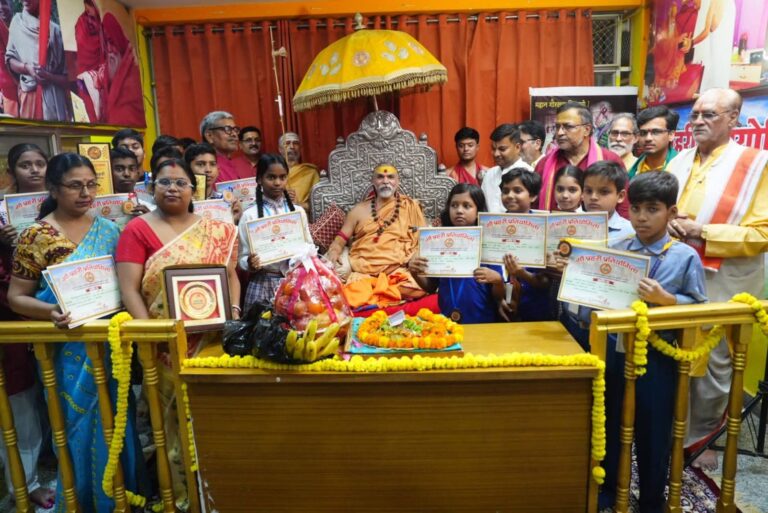 ​शंकराचार्य जी ने किया गौ-प्रहरियों को पुरस्कृत: गौ-माता को राष्ट्रमाता घोषित करना प्रत्येक सनातनी का संकल्प।