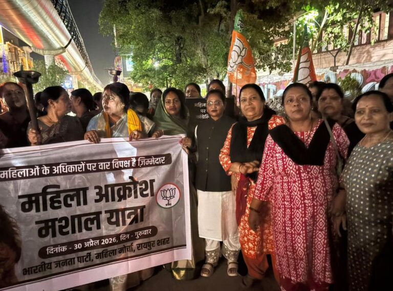 रायपुर में भाजपा महिला मोर्चा का शक्ति प्रदर्शन: मशालों की रोशनी में विपक्ष पर बरसीं रत्नावली कौशल