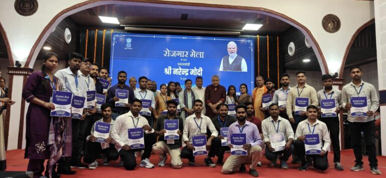 19वां राष्ट्रीय रोजगार मेला: बिलासपुर में केंद्रीय राज्य मंत्री तोखन साहू के मुख्य आतिथ्य में युवाओं को सौंपे गए नियुक्ति पत्र।