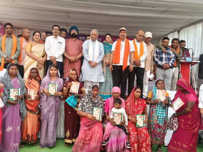 सुशासन तिहार: गोढ़ी समाधान शिविर में विधायक धरमलाल कौशिक और क्रेडा अध्यक्ष भूपेंद्र सवन्नी के गरिमामई उपस्थिति में ऑन-द-स्पॉट किया 189 मामलों का निपटारा।
