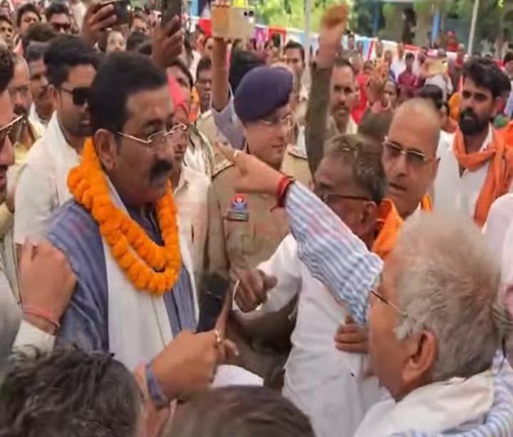 बड़ी खबर,सुशासन तिहार के बीच विधायक धरमलाल कौशिक और कांग्रेस नेता राजेंद्र शुक्ला के मध्य सार्वजनिक मंच पर तीखी बहस छिड़ गई