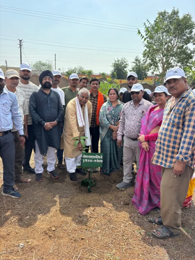 पूर्व विधानसभा अध्यक्ष व विधायक धरमलाल कौशिक के मुख्य आतिथ्य में संपन्न हुआ वृहद स्वच्छता अभियान एवं वृक्षारोपण कार्यक्रम।