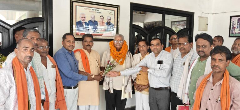 विधायक धर्मलाल कौशिक के आवास पर उमड़ा जनसैलाब, विभिन्न समाजों और जनप्रतिनिधियों ने मुख्यमंत्री व विधायक का जताया आभार।