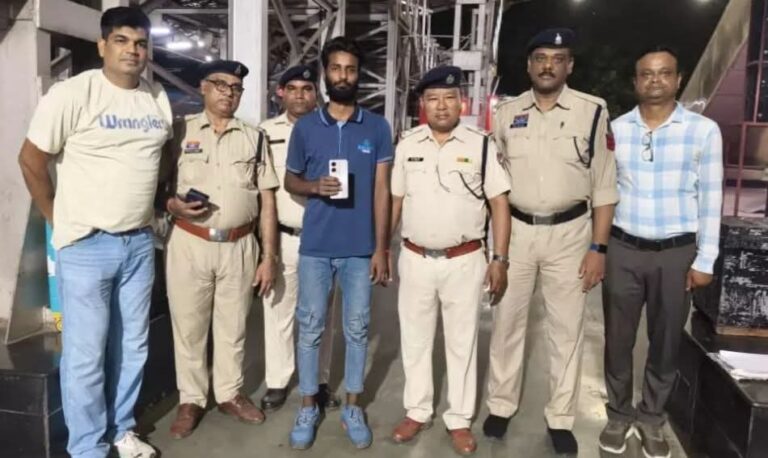 जीआरपी बिलासपुर की त्वरित कार्रवाई: हैदराबाद एक्सप्रेस में मोबाइल चोरी का आरोपी गिरफ्तार, कीमती फोन बरामद ​।