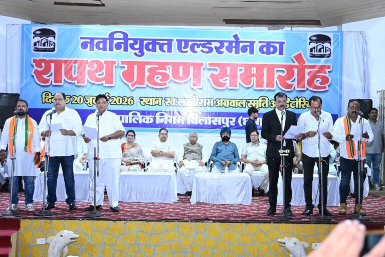 विधायक धरमलाल कौशिक और वरिष्ठ नेत्री पूजा विधानी की गरिमामय उपस्थिति में नवनियुक्त सदस्यों ने ली शपथ।