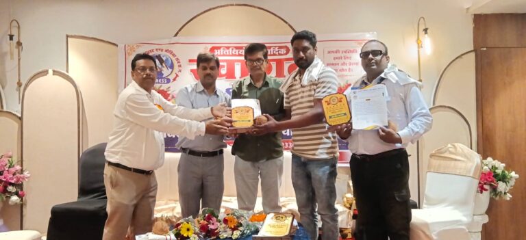 लोक सेवा गौरव सम्मान: सत्ता से कड़े सवाल पूछने वाले RJ रमझाझर न्यूज़ छत्तीसगढ़ के संपादक सम्मानित, विशिष्ट अतिथियों की मौजूदगी में संपन्न हुआ प्रादेशिक सम्मेलन