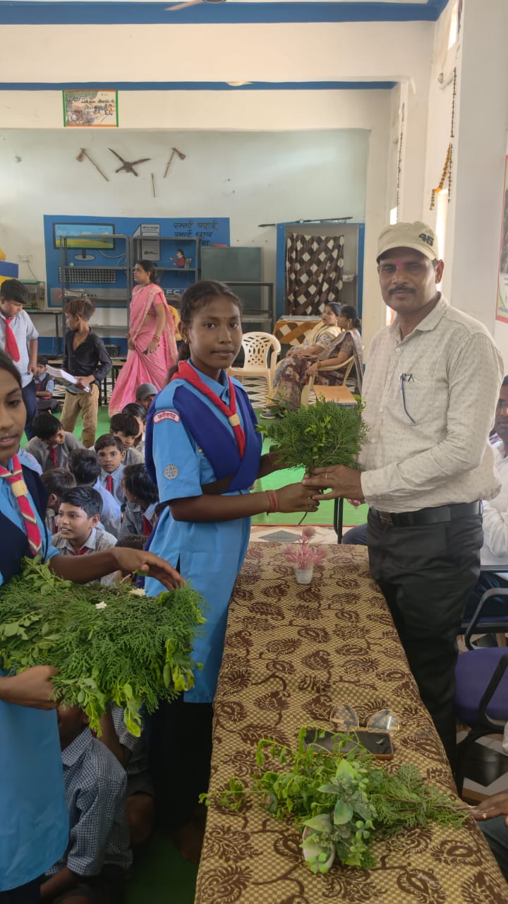 शाला प्रवेशोत्सव: लालपुर कला में न्योता भोजन और तिलक के साथ नवप्रवेशियों का स्वागत, प्रतिभावान छात्र और राज्यपाल पुरस्कार विजेता सम्मानित