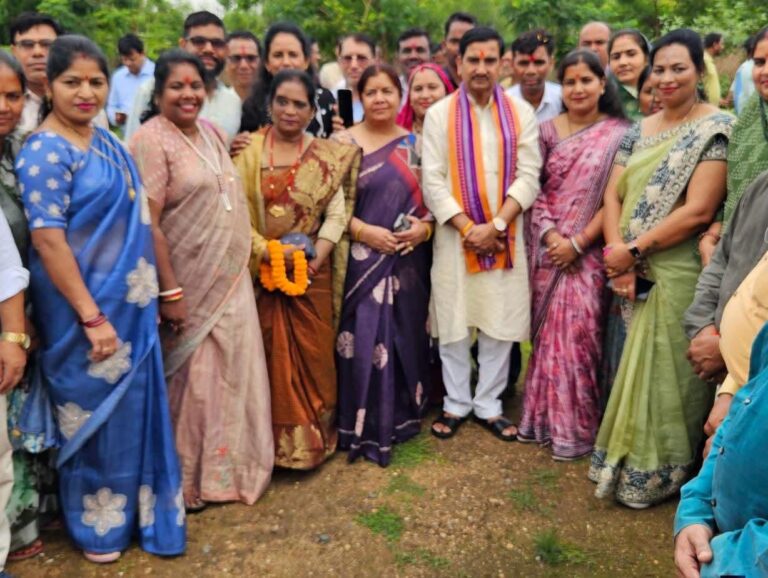 बोदरी के दानवीर भामाशाह भवन में केंद्रीय मंत्री तोखन साहू का भव्य आगमन, विकास के लिए 10 लाख की बड़ी सौगात।