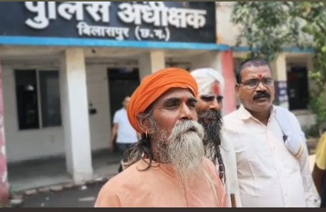 रतनपुर का ‘चपोरा आश्रम’ विवाद: साध्वी के आरोपों की खुली पोल, छत्तीसगढ़ के मुख्य संतों ने नगर पंचायत अध्यक्ष को बताया बेदाग ​धर्म की आड़ में जमीन हड़पने के पुराने खेल का खुलासा; विक्टिम कार्ड खेल फंसाने की साजिश उजागर।