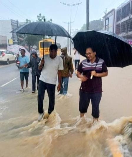 बिलासपुर में मूसलाधार बारिश से हाहाकार: निचली बस्तियां जलमग्न, कलेक्टर संजय अग्रवाल खुद छाता लेकर सड़कों पर उतरे।
