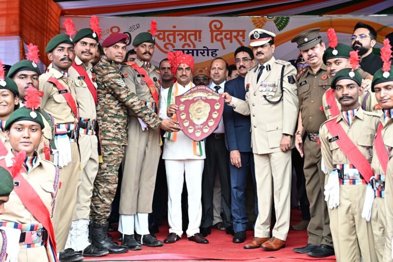 ​बिलासपुर में 80वां स्वतंत्रता दिवस समारोह संपन्न: ​केंद्रीय राज्य मंत्री तोखन साहू ने किया ध्वजारोहण; 13 प्लाटूनों के मार्च पास्ट ने दिखाया शौर्य।