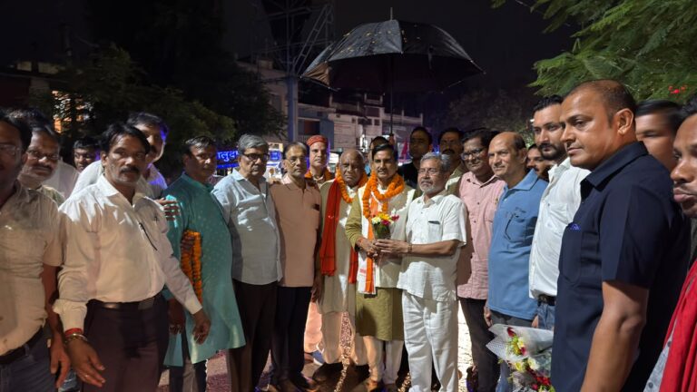 कटघोरा – मुंगेली – डोंगरगढ़ रेल लाइन निर्माण की विभिन्न बाधाओं को दूर कर पुनः स्वीकृति दिलाने पश्चात केंद्रीय राज्यमंत्री एवं बिलासपुर सांसद तोखन साहू के मुंगेली नगर आगमन पर प्रेस क्लब के पत्रकारों ने प्रेस क्लब चौक में स्वागत किया।