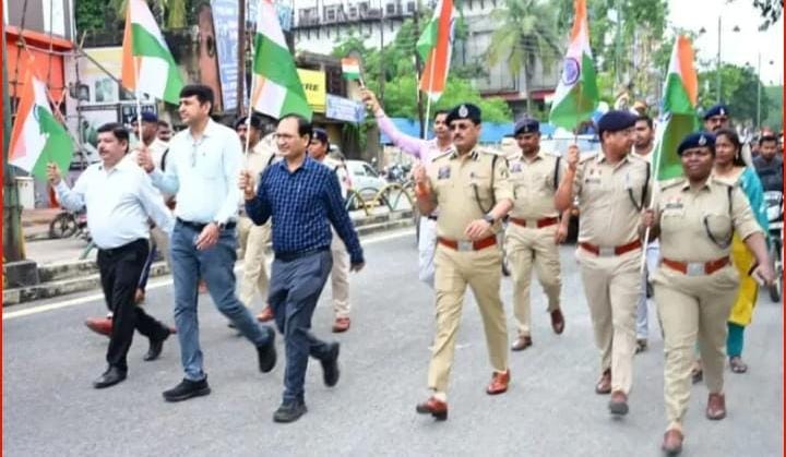 बिलासपुर में राष्ट्रप्रेम का ऐतिहासिक महाकुंभ: कलेक्टर संजय अग्रवाल एवं एसपी रजनेश सिंह के नेतृत्व में निकली विशाल ‘तिरंगा यात्रा’, भारी संख्या में नागरिकों ने लिया हिस्सा