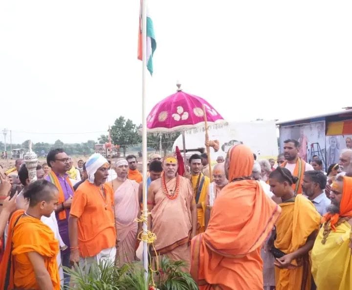 स्वतंत्रता तिथि एवं भारतीय कालगणना: सलधा धाम में जगद्गुरु शंकराचार्य स्वामी अविमुक्तेश्वरानंद सरस्वती जी ने फहराया राष्ट्रीय ध्वज।