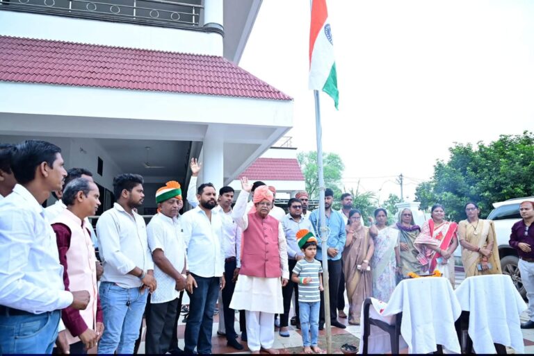 विधायक धर्मलाल कौशिक ने स्वतंत्रता दिवस पर अपने निवास व शैक्षणिक संस्थानों में किया ध्वजारोहण, देशवासियों को दी शुभकामनाएं।