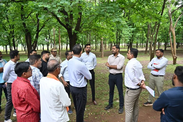 सोलर दीदी’ से लायब्रेरी तक, ग्रामीण विकास की नई संभावनाओं को कलेक्टर ने दी गति  स्थानीय संसाधन, कौशल और शासकीय योजनाओं के अभिसरण से रोजगार एवं आजीविका के अवसर बढ़ाने पर जोर