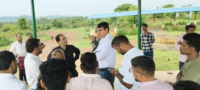 कलेक्टर ने निर्माणाधीन गौ अभ्यारण्य का किया निरीक्षण  फेसिंग कार्य तत्काल प्रारंभ करने दिए निर्देश  चारा, पेयजल और सुरक्षा व्यवस्था पर दिया जोर