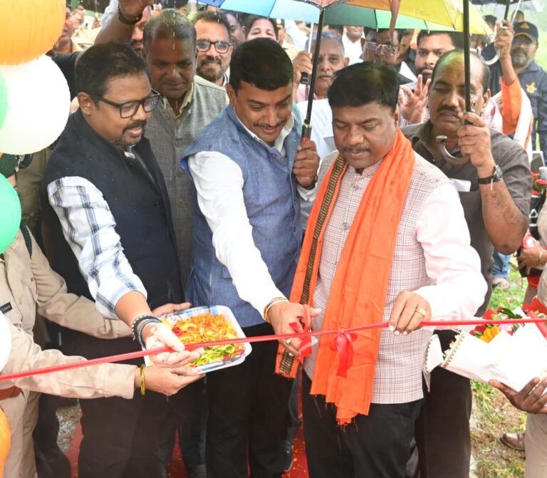 सहकारिता मंत्री श्री केदार कश्यप ने जिला सहकारी केंद्रीय बैंक के कामकाज की समीक्षा की  किसानों को इस वर्ष 904 करोड़ रुपये से अधिक का ऋण  नई सहकारी समितियों में बुनियादी सुविधाएं विकसित करने के निर्देश