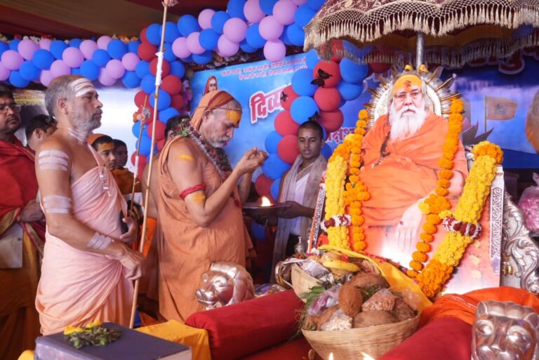 सनातन धर्म के महान संरक्षक, स्वतंत्रता संग्राम सेनानी एवं पूर्व द्विपीठाधीश्वर पूज्यपाद ब्रह्मलीन जगद्गुरु शङ्कराचार्य स्वामी स्वरूपानन्द सरस्वती जी महाराज का 102वां वर्द्धन्ति (जयंती)सपाद लक्षेश्वर धाम में श्रद्धापूर्वक मनाया गया।