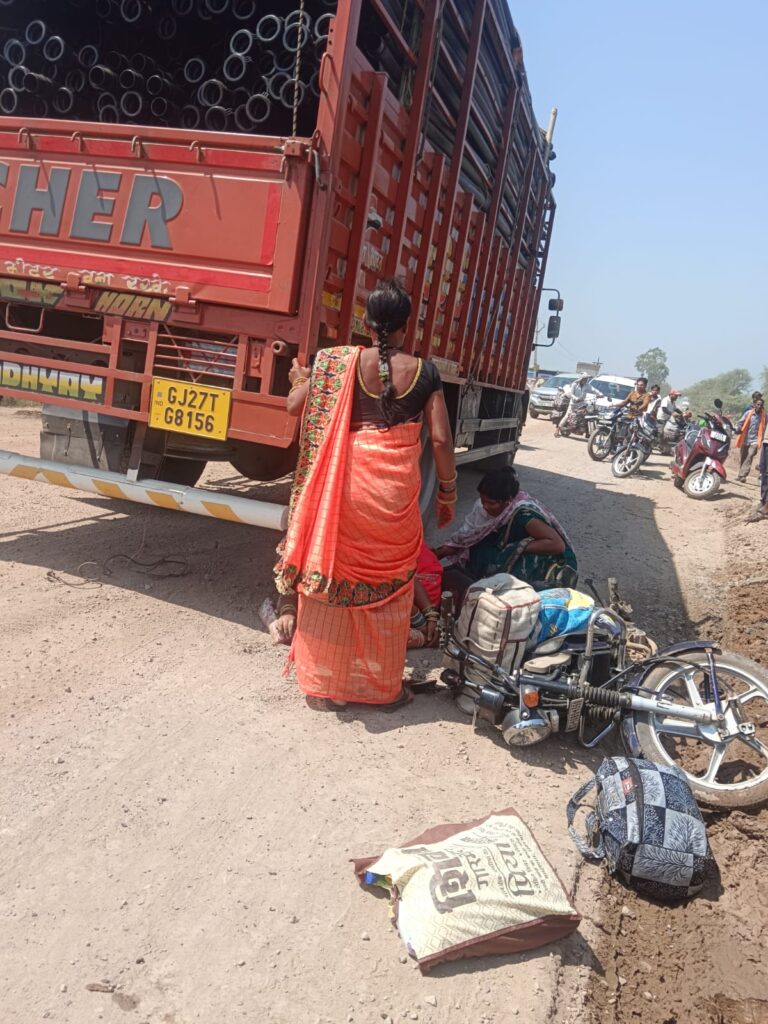 मुंगेली-कवर्धा मार्ग पर भीषण सड़क हादसा: फिसलन से बाइक अनियंत्रित, ट्रक की चपेट में आने से महिला की मौके पर ही मौत