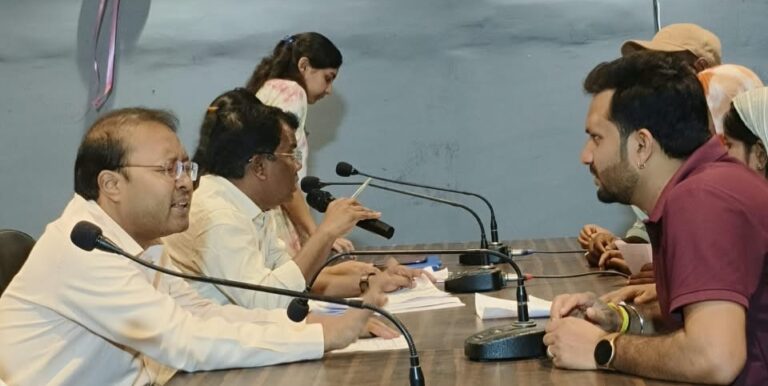 जिला मुख्यालय मुंगेली में IRCTC (रेलवे) टिकट काउंटर बंद होने के कारण आम नागरिकों को हो रही परेशानी 